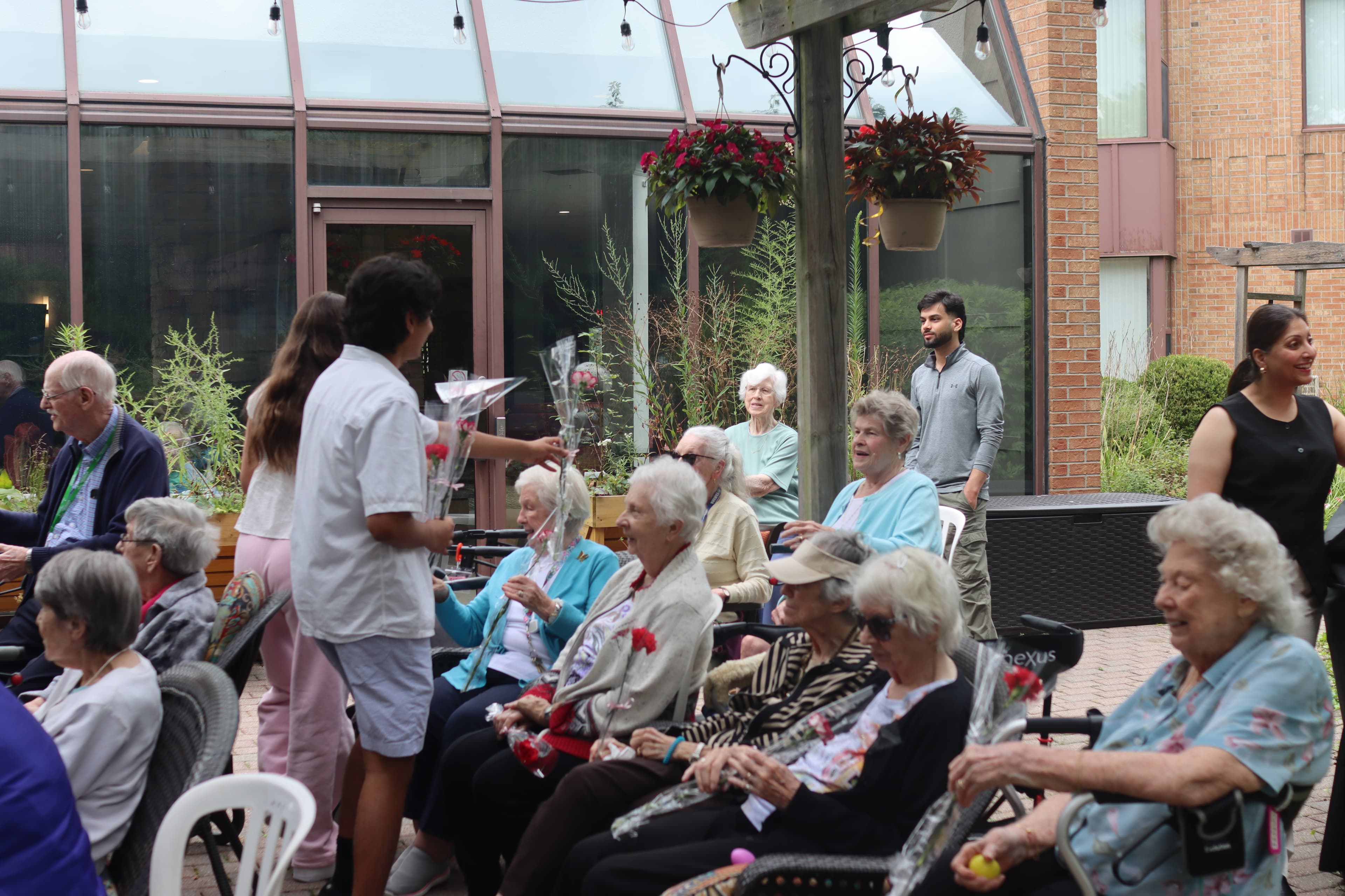 /assets/performers-giving-flowers-to-seniors.JPG